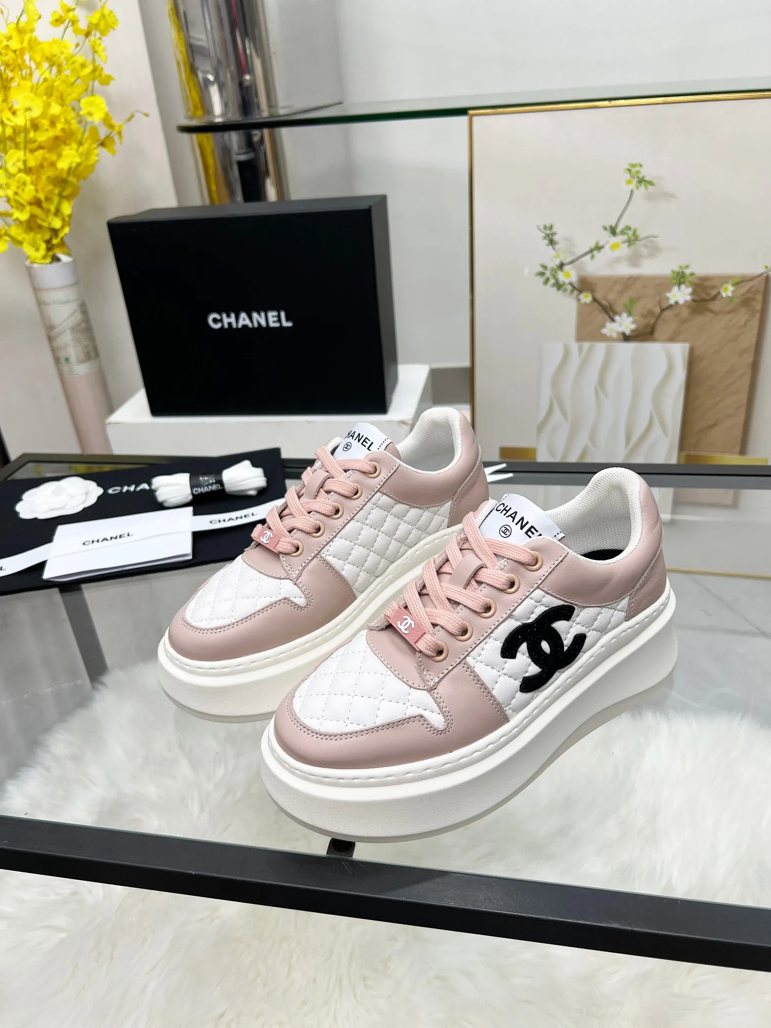 👟👟Ex-factory price 480👟👟 CHANEL 25C spring and summer new sports shoes official website is available at the same time ❤️ Counter out-of-stock kings. Major bloggers are recommending new styles on social days. This season’s new styles are simply eye-catching and look great on the feet. The casual casual sports style is refreshing and natural, interpreting Chanel’s fashionable femininity. The overall customization makes all sports models on the market at that time obsolete. This series is now available for sale! The upper is made of custom imported pebbled calf leather ➕ custom frosted calf leather. The lining is made of original one-to-one professionally customized mesh. Hardware accessories. Original full set of molds (not common in the market). Original custom molded TPU combination outsole. Height 4 cm. Women's size 35-39.